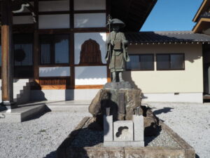 足利三十三観音霊場巡り：本堂前の弘法大師像の写真です。