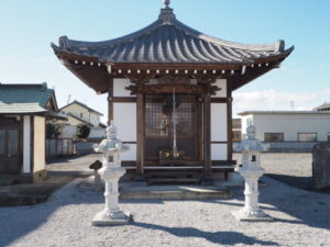 足利三十三観音霊場巡り：覚性院；二十三夜堂の写真です。