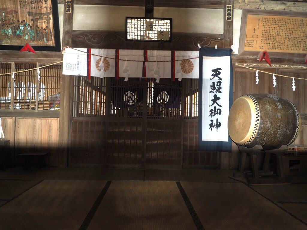 太田市龍舞賀茂神社：拝殿の写真です。