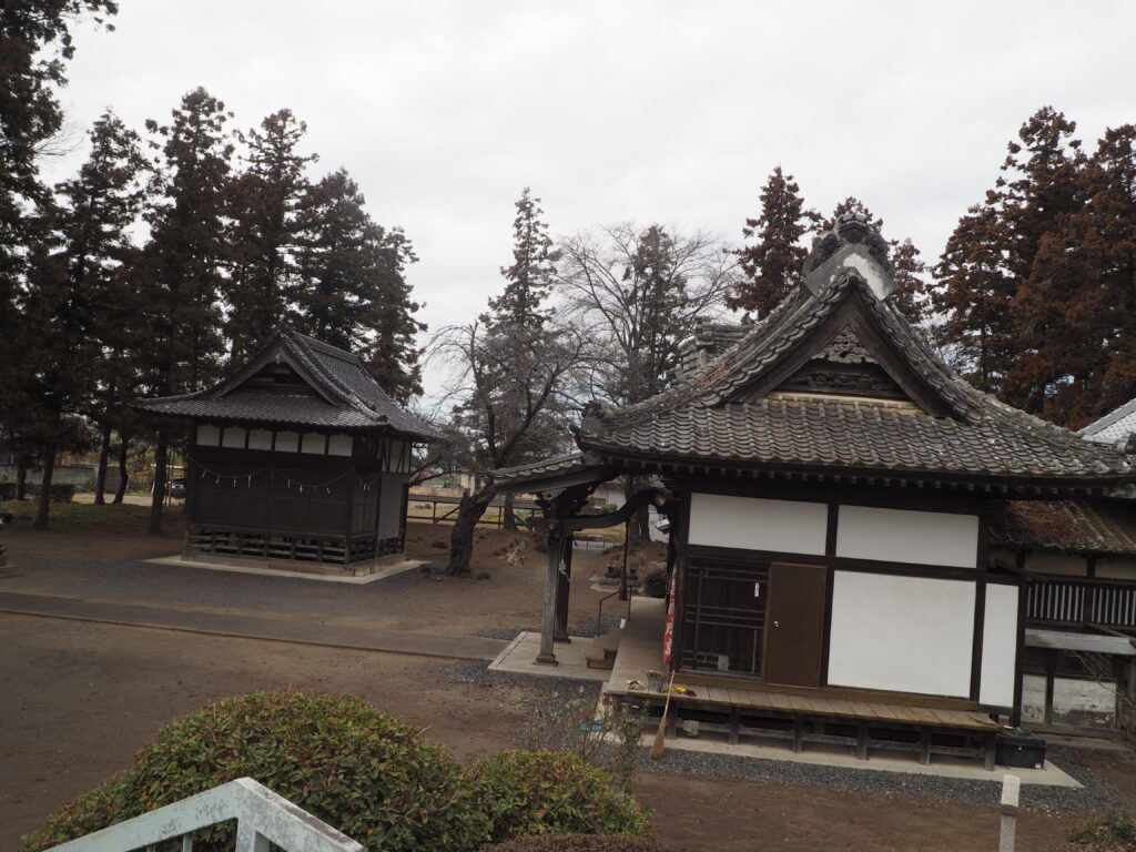 群馬県太田市龍舞賀茂神社：浅間神社から臨む拝殿と神楽殿の写真です。