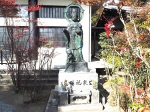 足利三十三観音霊場巡り：東光寺本堂前の観音菩薩像の写真です。