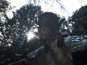 養源寺：陽を浴びる観音菩薩像の写真です。