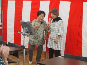 敬老・祝賀会：カラオケの写真です。