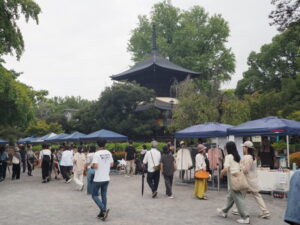 足利鑁阿寺境内マルシェの会場の写真です。