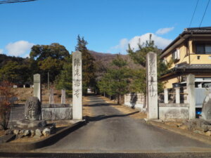 鶏足寺：参道入り口の写真です。