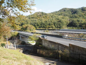 神社から臨む北関東自動車道の写真です。