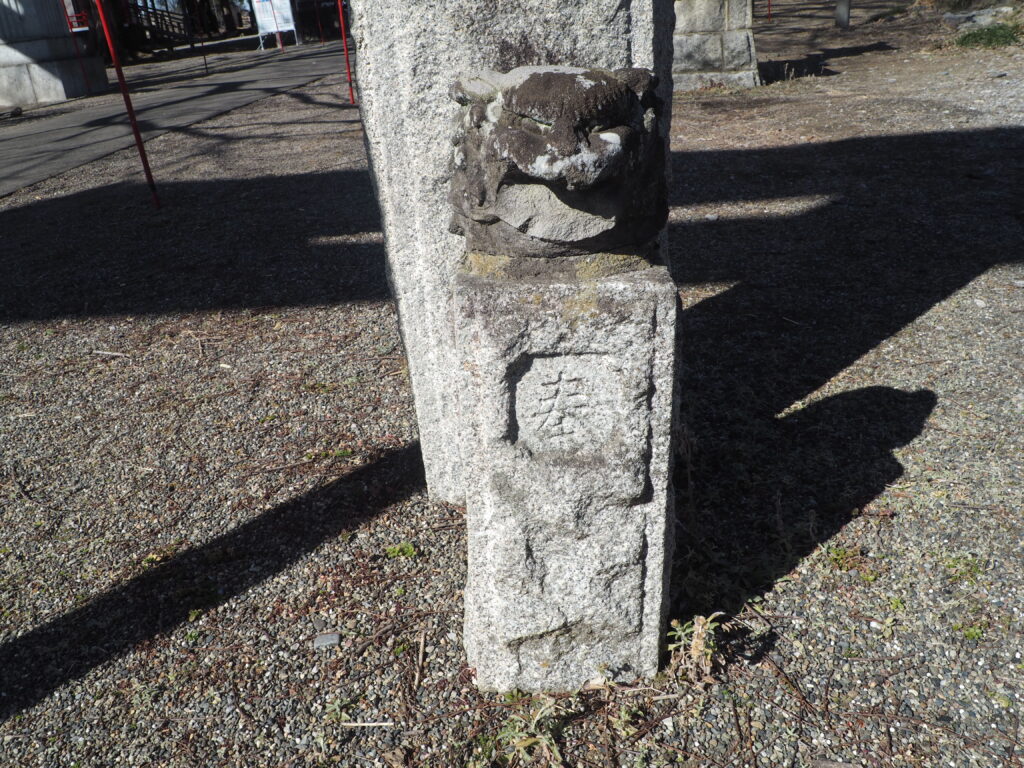 島田八坂神社：頭だけの狛犬の写真です。