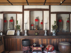 光明寺：子育百壽地蔵尊の須弥壇の写真です。