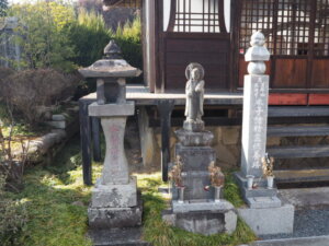 光明寺：地蔵堂の前の水子供養塔の写真です。