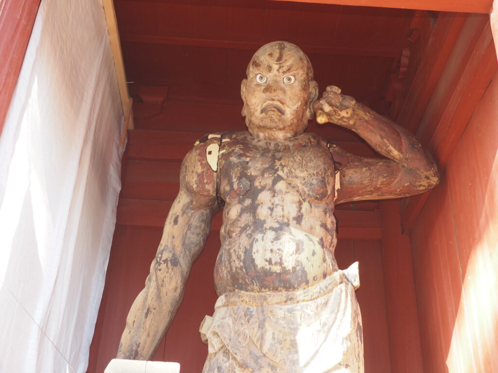 大岩山毘沙門天山門の金剛力士像の写真です。