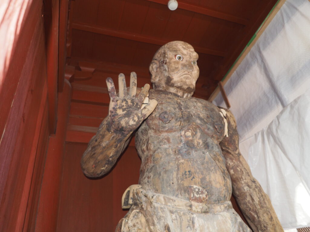 大岩山毘沙門天山門の金剛力士像の写真です。