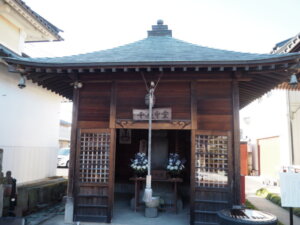 徳蔵寺　千庚申塔堂の写真です。