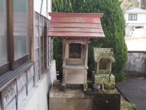 光明寺：地蔵堂隣の祠の写真です。