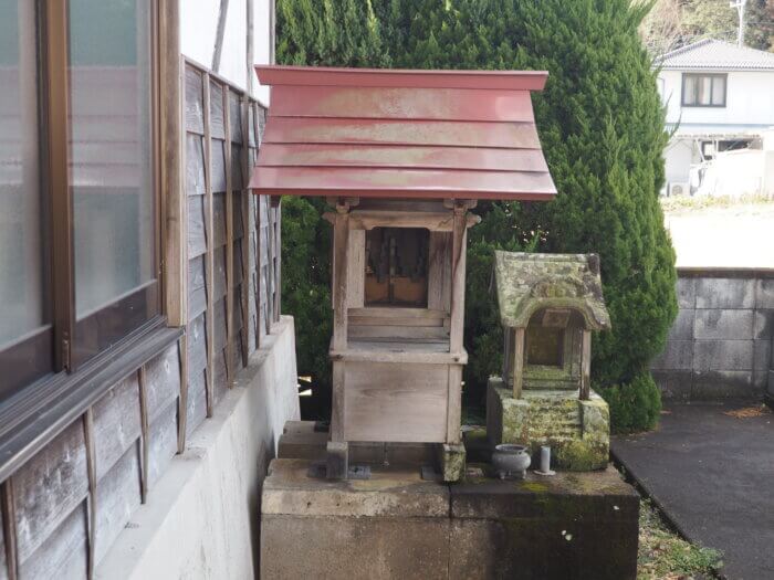 光明寺：地蔵堂隣の祠の写真です。