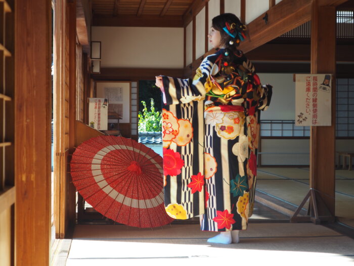 足利学校の方丈：着物を着た淑女の写真です。