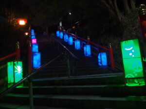 男坂階段を照らす行燈の写真です。