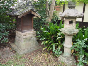 灯籠と稲荷神社の写真です。