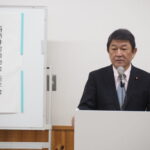 西新井自治会で挨拶する自由民主党幹事長：茂木俊充さんの写真です。