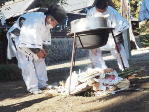 御厨神社・御筒粥祭りの釜戸に火をつける写真です。