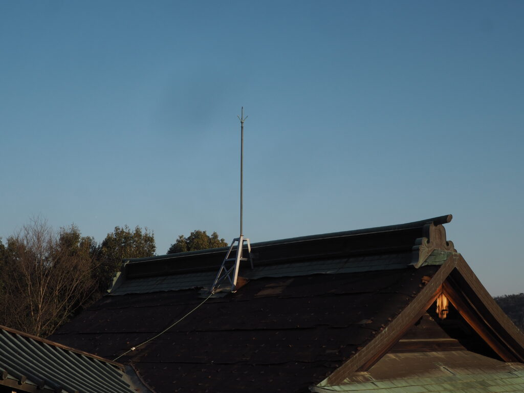 大山祇神社：社殿に設置された避雷針の写真です。