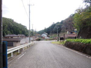 駐車場の上から臨む風景写真です。