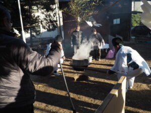 御厨神社・御筒粥祭：釜戸から下ろされた釜の写真です。