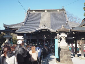 鑁阿寺に初詣でに訪れた人々の写真です。