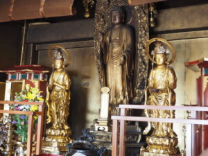 徳蔵寺　本堂の須弥壇の写真です。