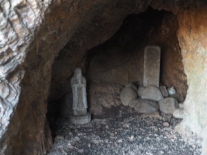 洞穴の中に祀られた文殊菩薩像の写真です。