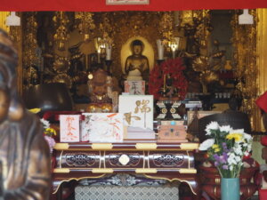 萬福寺：本堂の須弥壇の写真です。