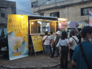 マルシェのキッチンカーの写真です。