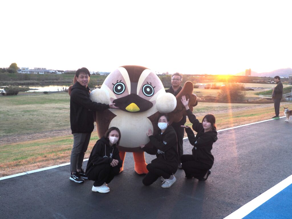 マスコットキャラクター「かるまも」の写真です。