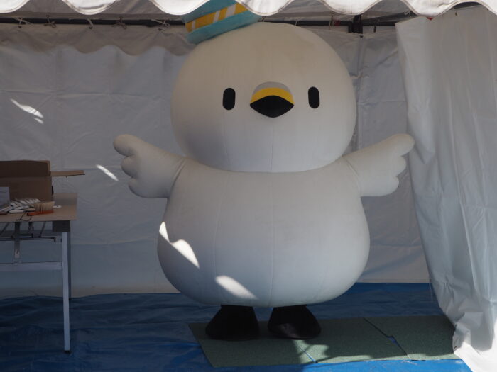 邑楽町のマスコットキャラクター「オーランドさん」の写真です。