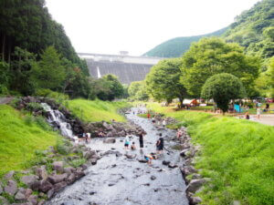 松田ダムで水遊びを楽しむ子どもたちの写真です。