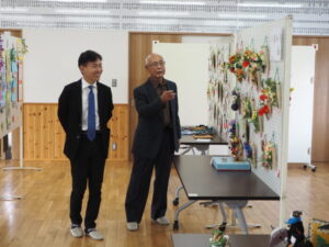 作品を鑑賞する市長と自治会長の写真です。