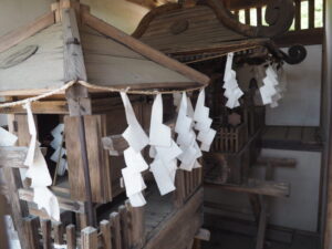 八雲神社松田町町：社内の神輿の写真です。