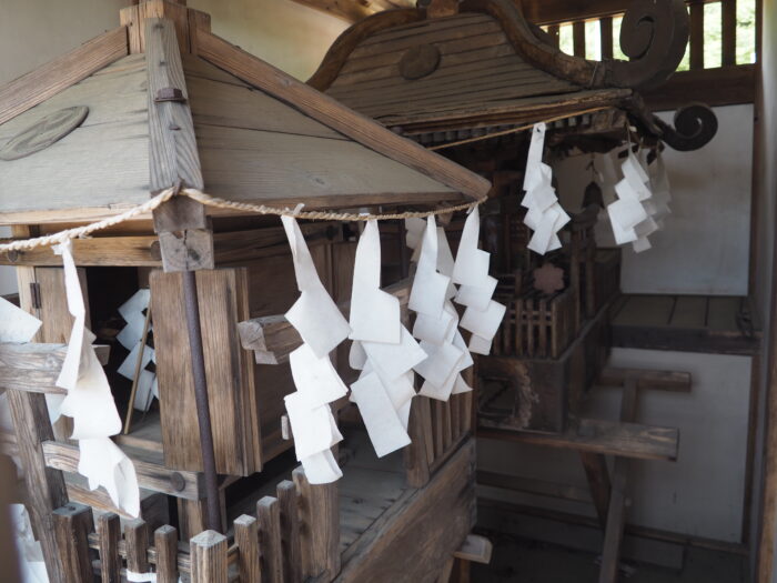 八雲神社松田町町:社内の神輿の写真です。