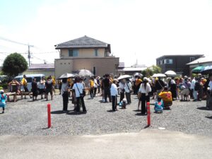 西新井町石上神社夏祭り神輿巡行の写真です。