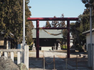 御厨神社：鳥居と参道の写真です。
