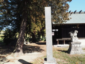 御厨神社：社殿前に立つ石碑の写真です。