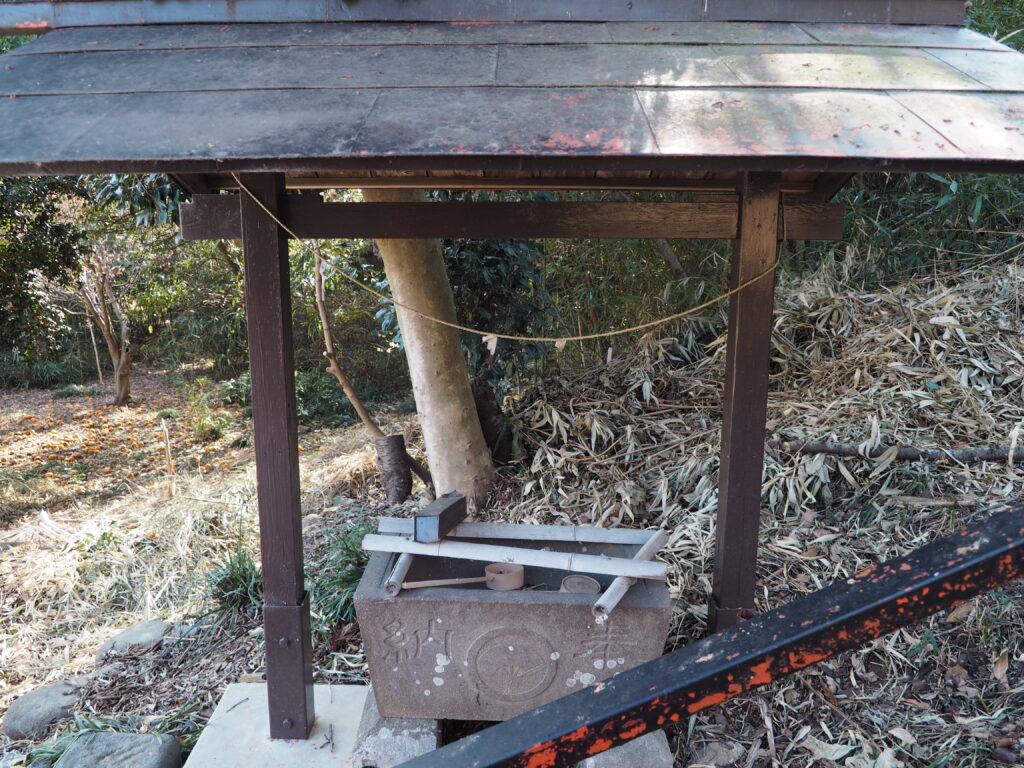 三崎稲荷神社：手水舎の写真です。