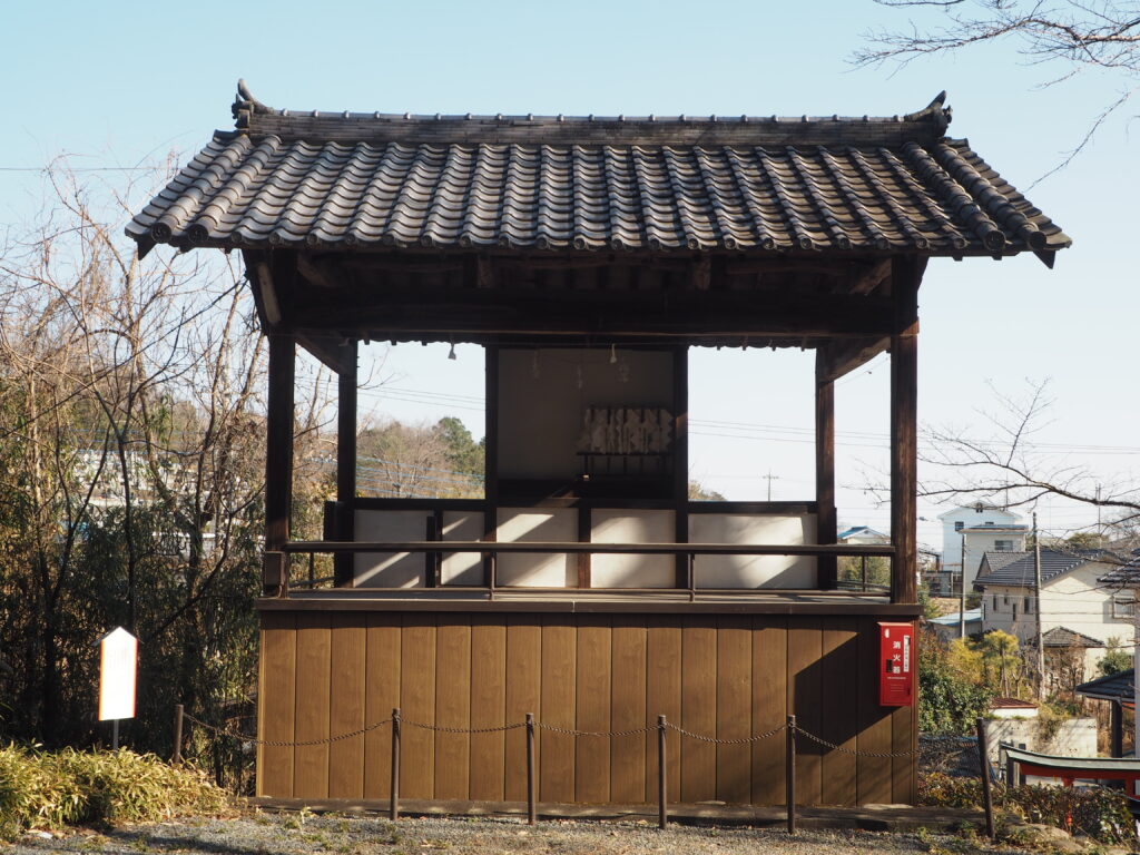 三崎稲荷神社の神楽殿の写真です。