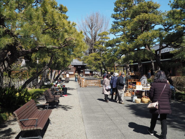 足利学校門前マルシェ:足利学校内の写真です。