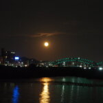 中橋と十五夜の月の写真です。