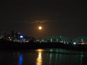 中橋と十五夜の月の写真です。