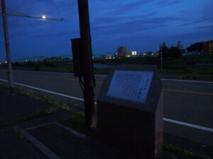 月明かりの「渡良瀬橋の歌碑」の写真です。