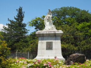 桐生が岡動物園南門にある女神像の写真です。