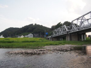 渡良瀬川から見た渡良瀬橋と浅間山の写真です、