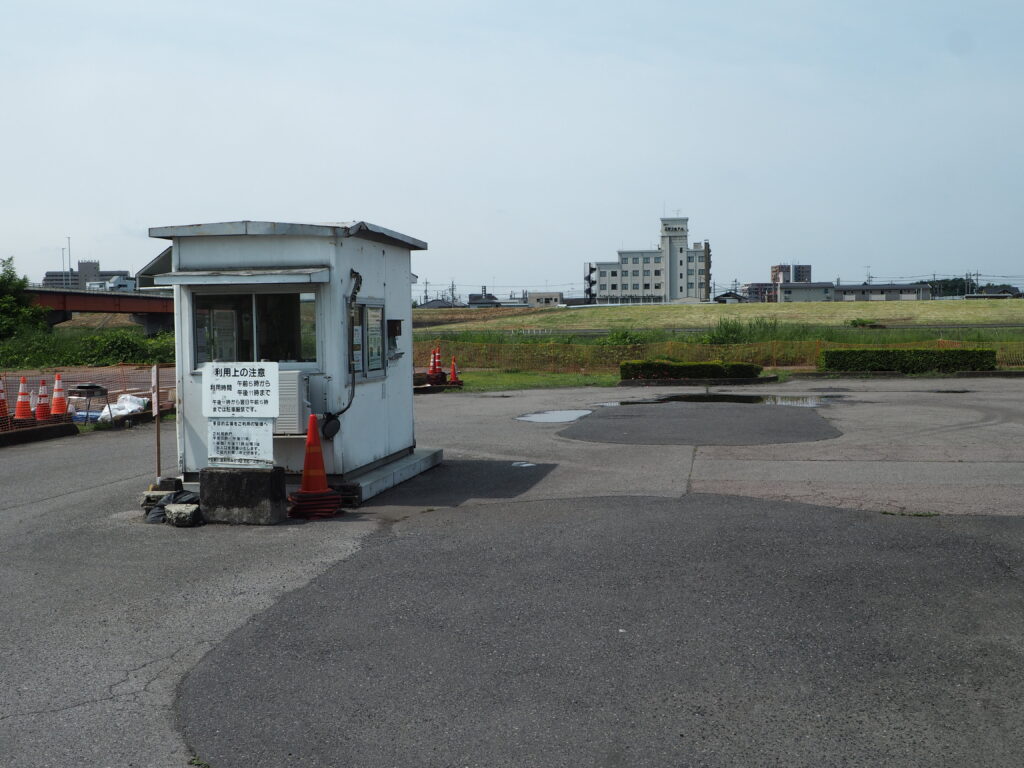 中橋緑地多目的広場北駐車場入り口の写真です。
