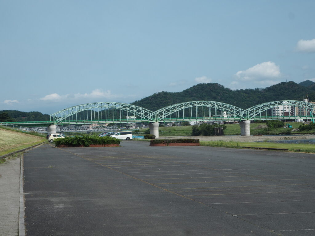 中橋緑地多目的広場南駐車場の写真です。